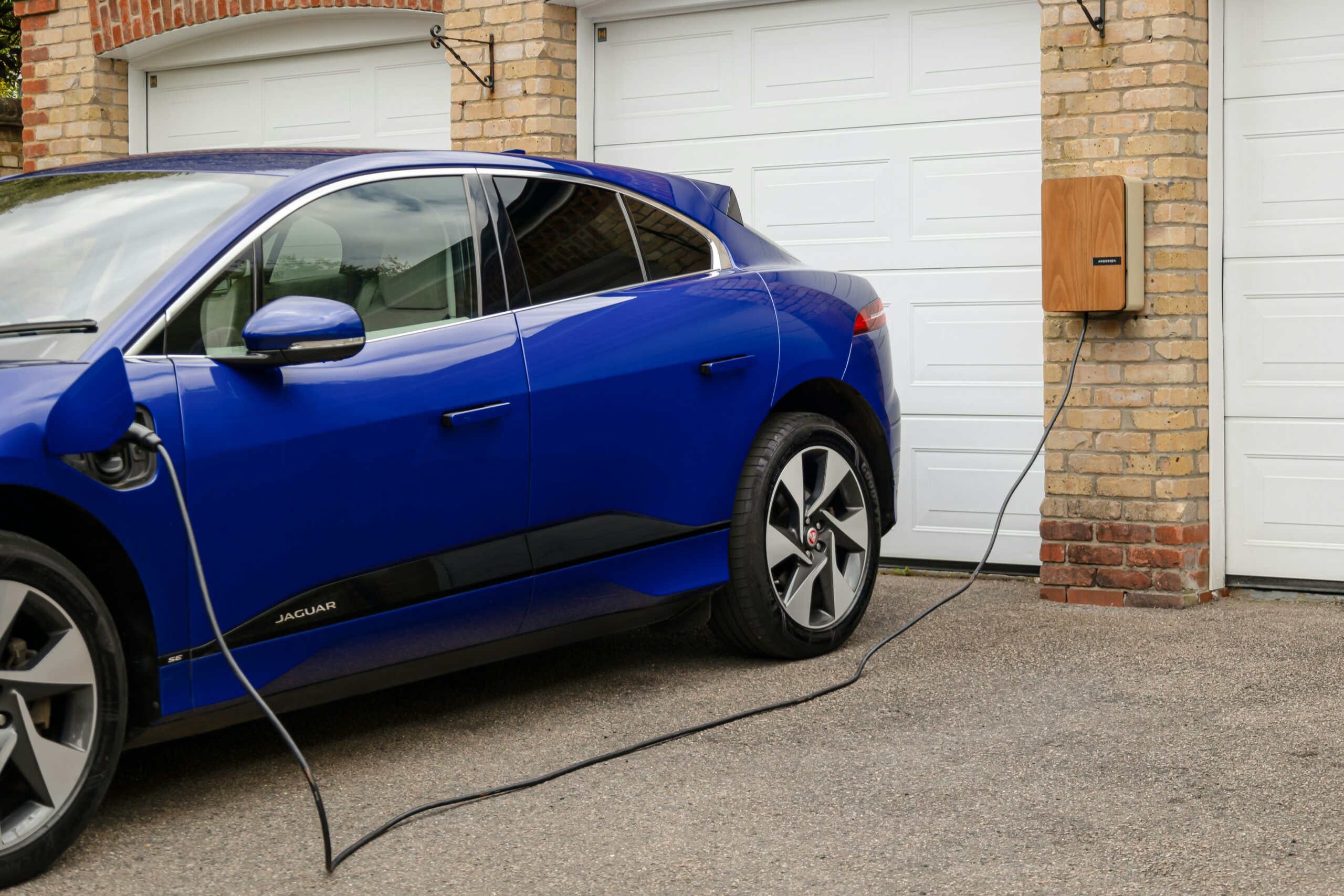 Voiture électrique : tout savoir sur la recharge à domicile