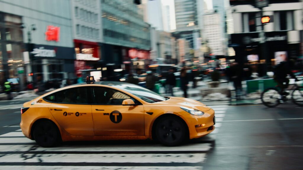 Taxi électrique dans les rues de New York, 2025 montrant l'expansion de la mobilité électrique