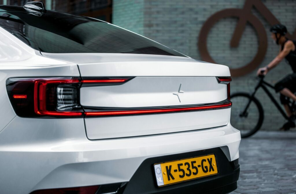 Conduite de véhicules électriques dans les rues d'une ville, adoption globale des VE