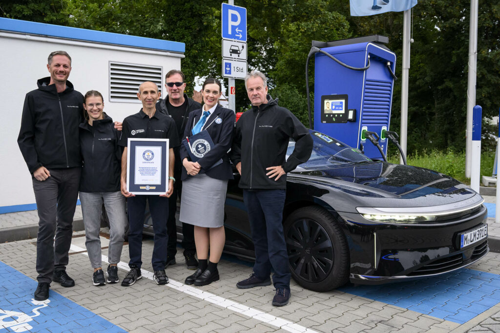 Umit Sabanci et l’équipe Lucid Motors devant la Lucid Air Grand Touring après le record d’autonomie électrique certifié Guinness World Records