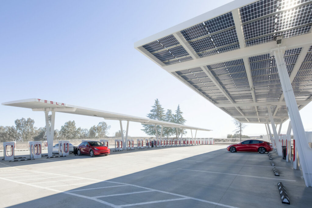 Bornes Tesla Superchargeur installées dans un parking urba
