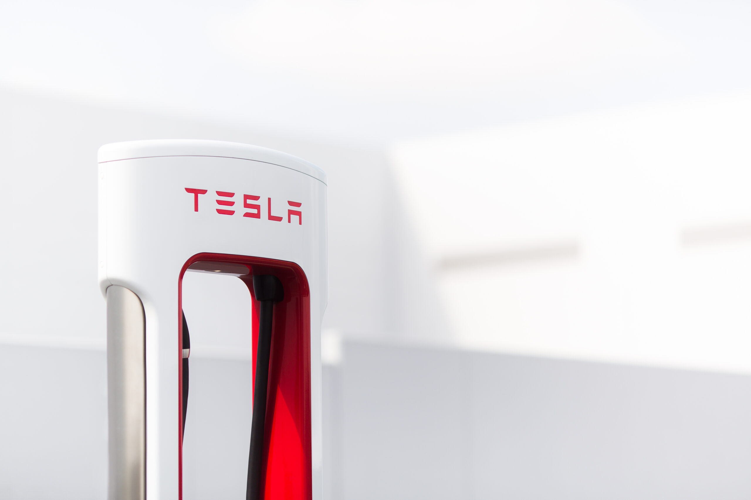 Gros plan sur une borne Tesla Superchargeur en fonctionnement