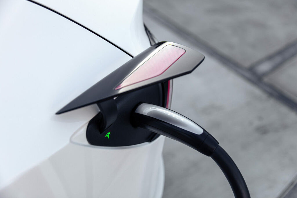 Câble de Superchargeur Tesla branché à une voiture électrique en recharge
