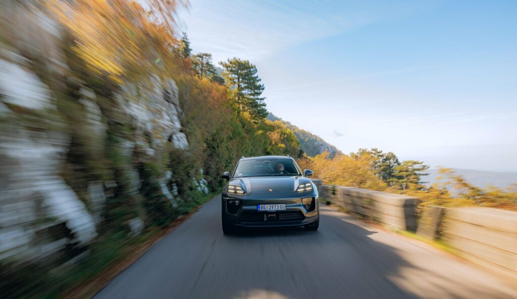 orsche Macan électrique en extérieur, vue de profil sur route