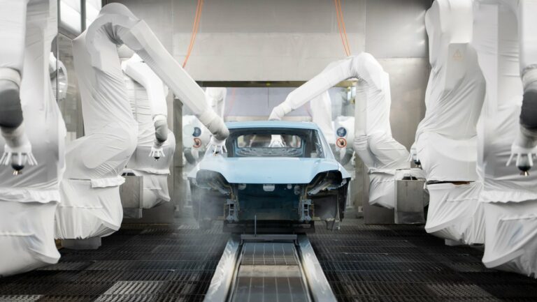 Porsche Macan électrique en cours d’assemblage dans l’usine de Leipzig