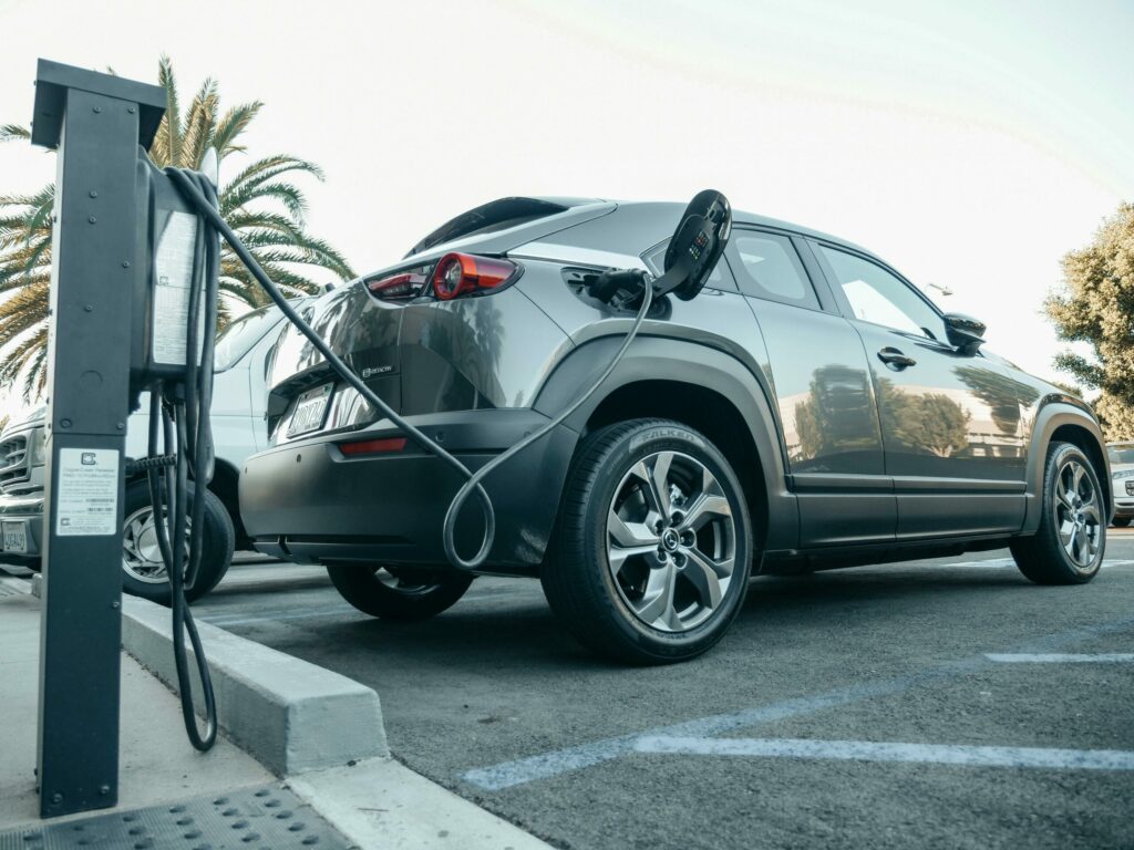 Transition globale vers la mobilité électrique avec des stations de recharge et des VE