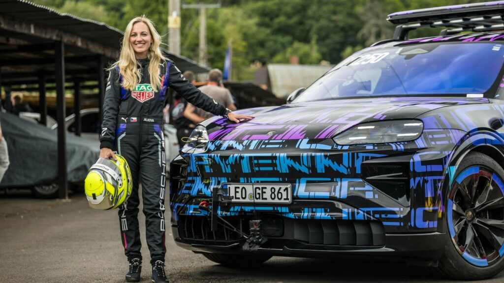 Gabriela Jílková Porsche driver