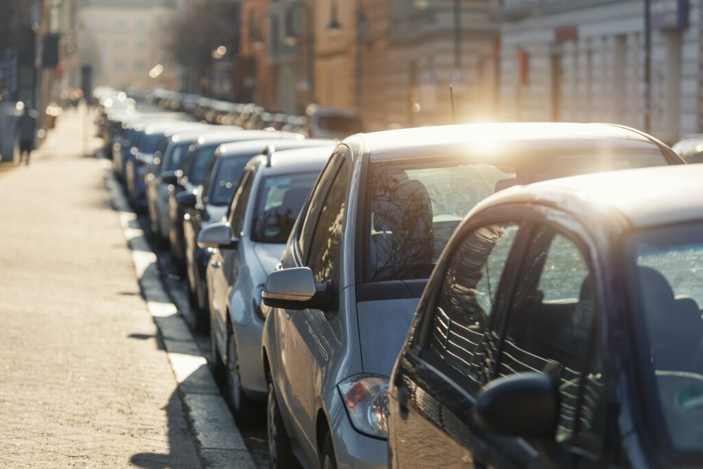Plusieurs voitures électriques stationnées dans une rue urbaine en France