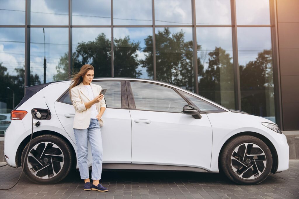 Voiture électrique branchée à une borne de recharge en France