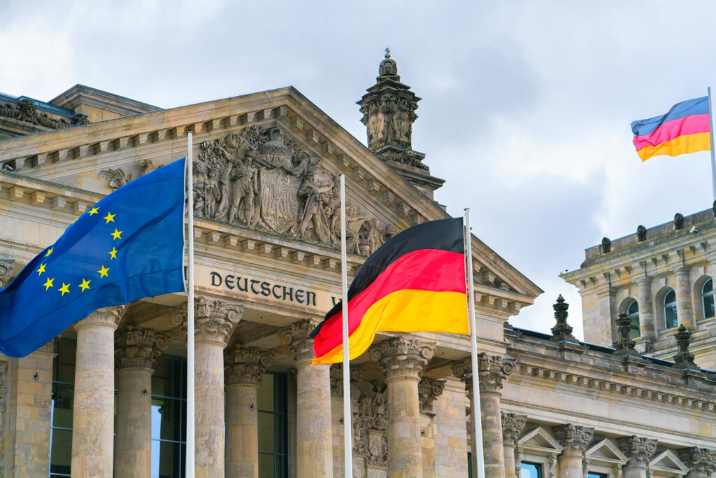 Drapeaux allemand et européen à Berlin, symboles des discussions sur l’interdiction des voitures thermiques.