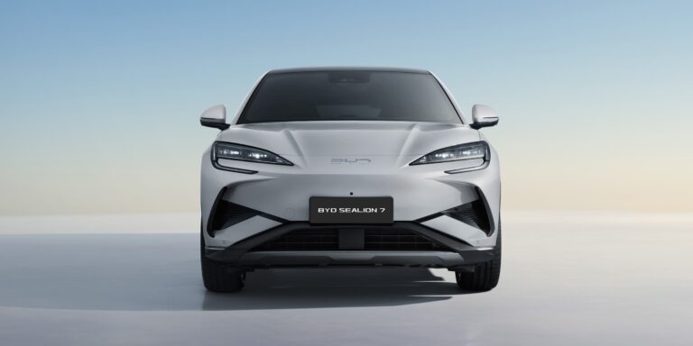 BYD Sealion 7 en cours de recharge ultra-rapide