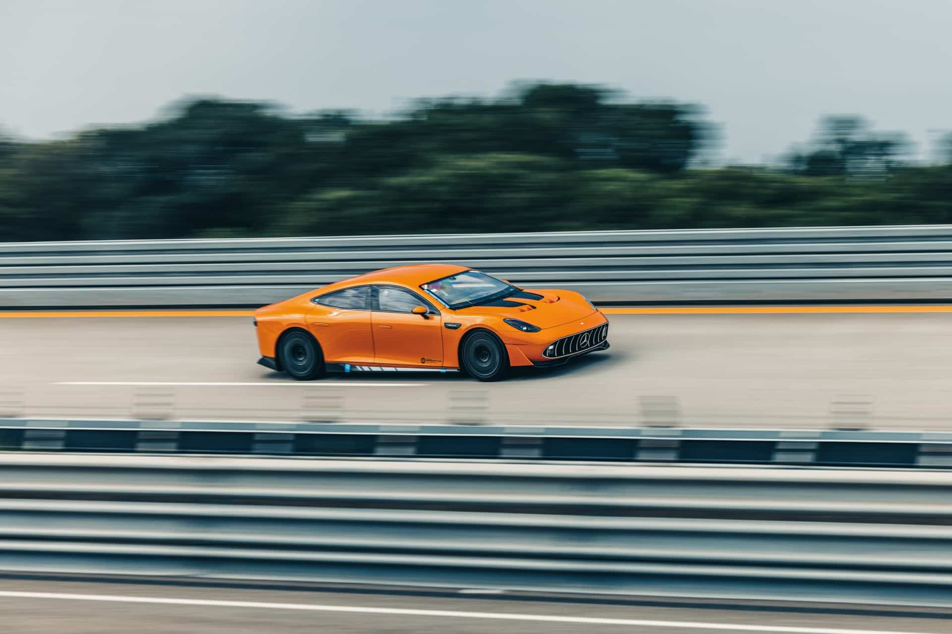 Mercedes-AMG GT XX électrique sur l’anneau de Nardò, record de distance