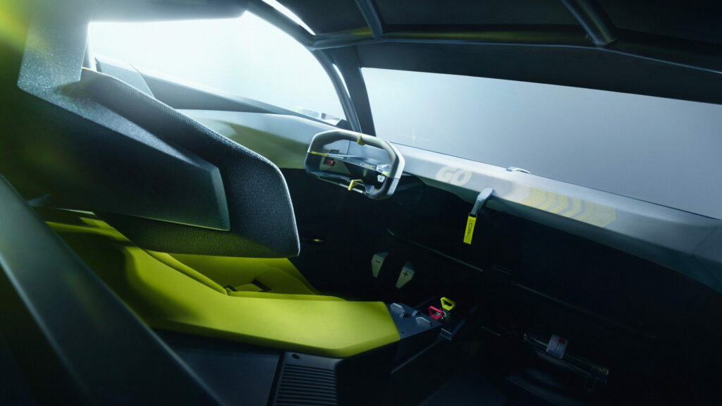 Habitacle minimaliste de l’Opel Corsa GSE Vision Gran Turismo avec siège baquet et volant de course