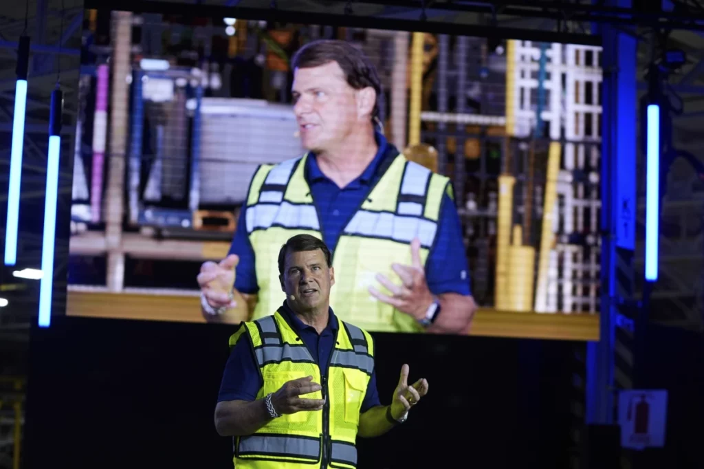Jim Farley, PDG de Ford, s’exprime à l’usine d’assemblage de Louisville, Kentucky, le 11 août 2025.