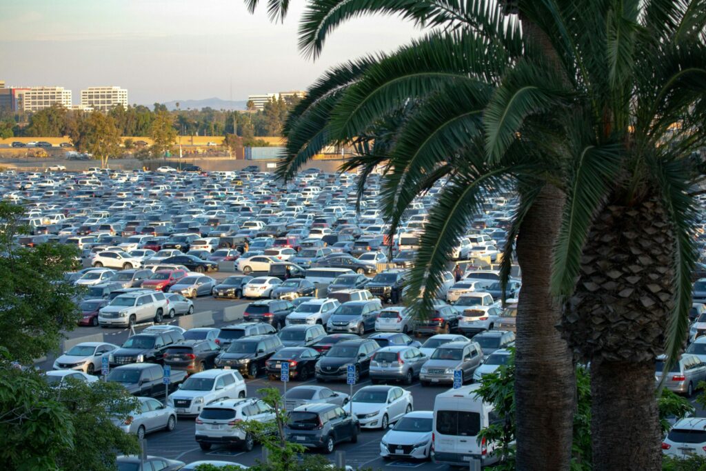 Parking rempli de voitures électriques en France