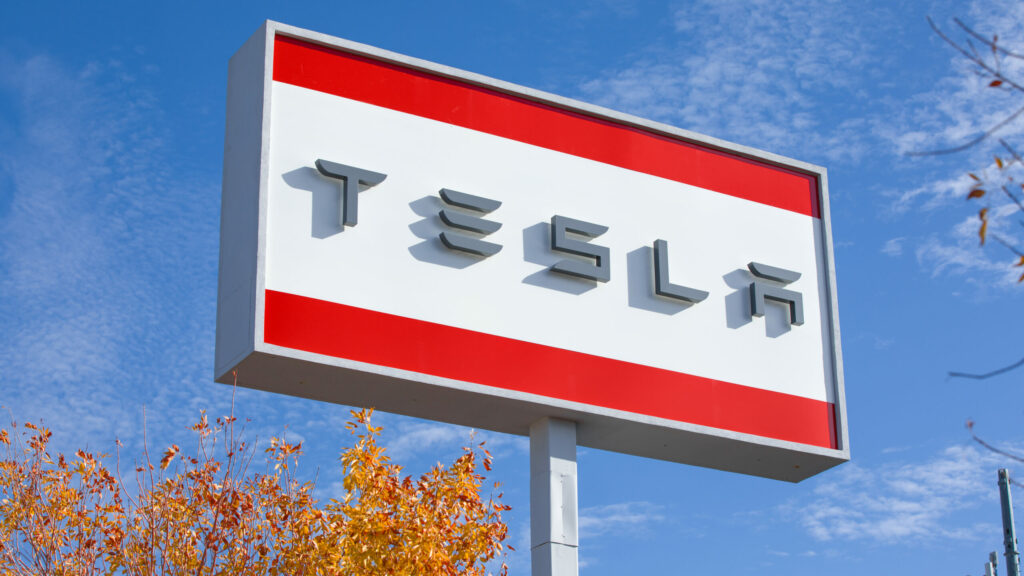 Enseigne de la concession Tesla Motors dans le sud du Nevada
