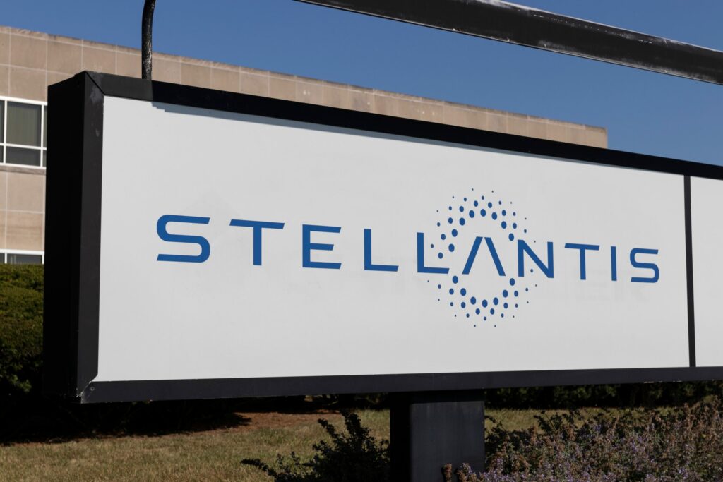Stellantis logo illustrating the suspension of the AutoDrive level 3 autonomous driving programme
