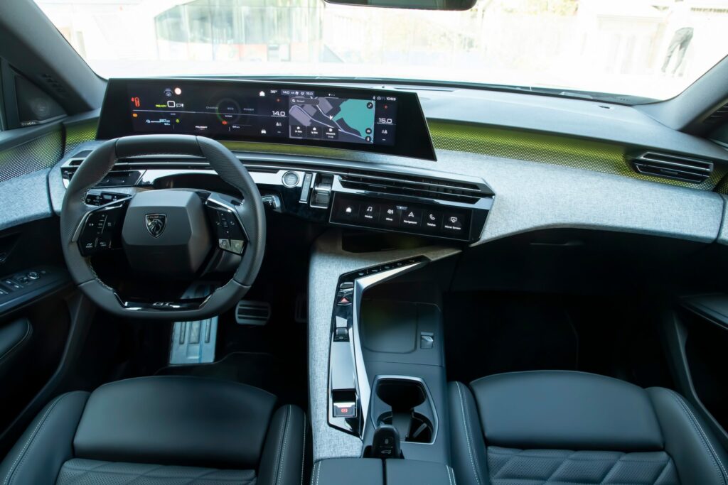 Peugeot e-3008, compact electric SUV with luxurious interior