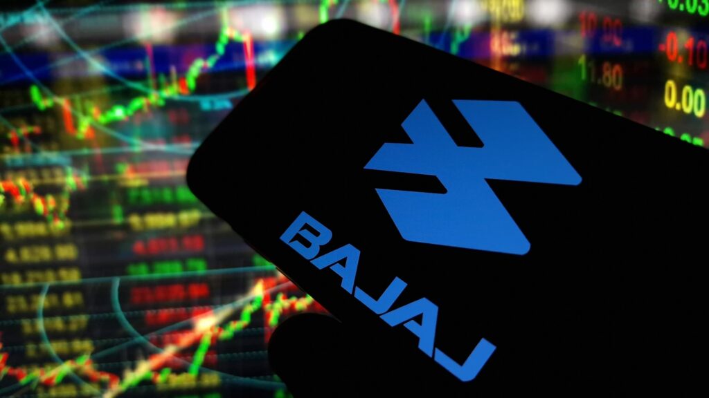 Logo de la société Bajaj Auto affiché sur un téléphone mobile