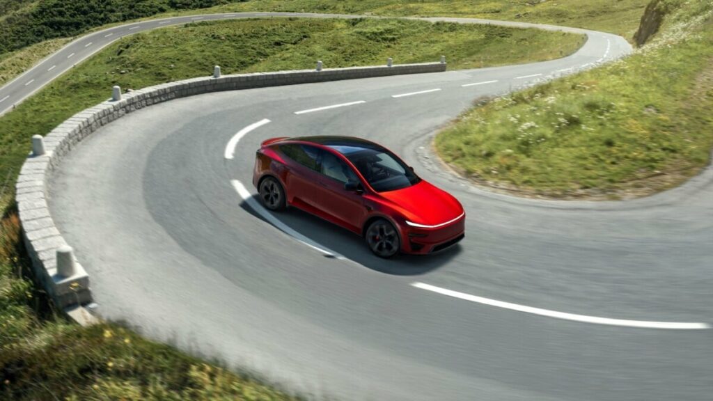 Tesla Model Y Performance 2025 vue de l’extérieur avec jantes 21 pouces et aileron en fibre de carbone