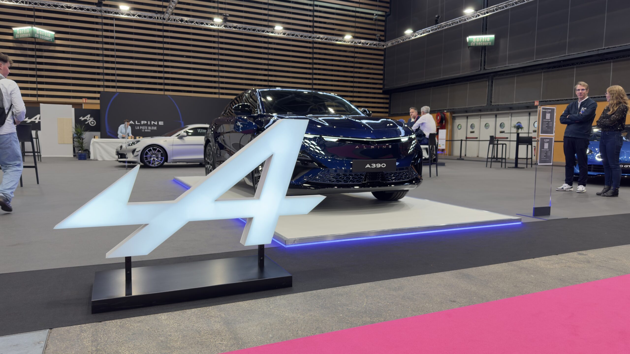 Alpine stand salon de lyon SUV A390