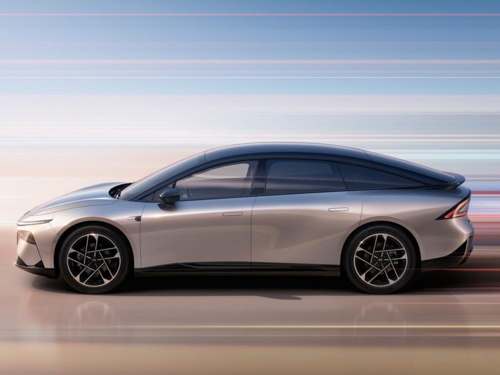XPeng P7+ profile view, electric saloon rival to the Tesla Model 3