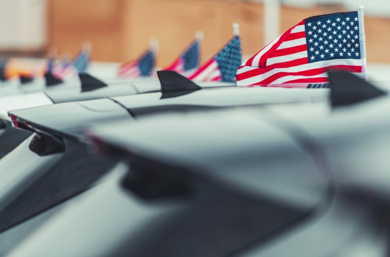 Véhicules électriques devant des drapeaux américains, représentant le marché américain des VE.