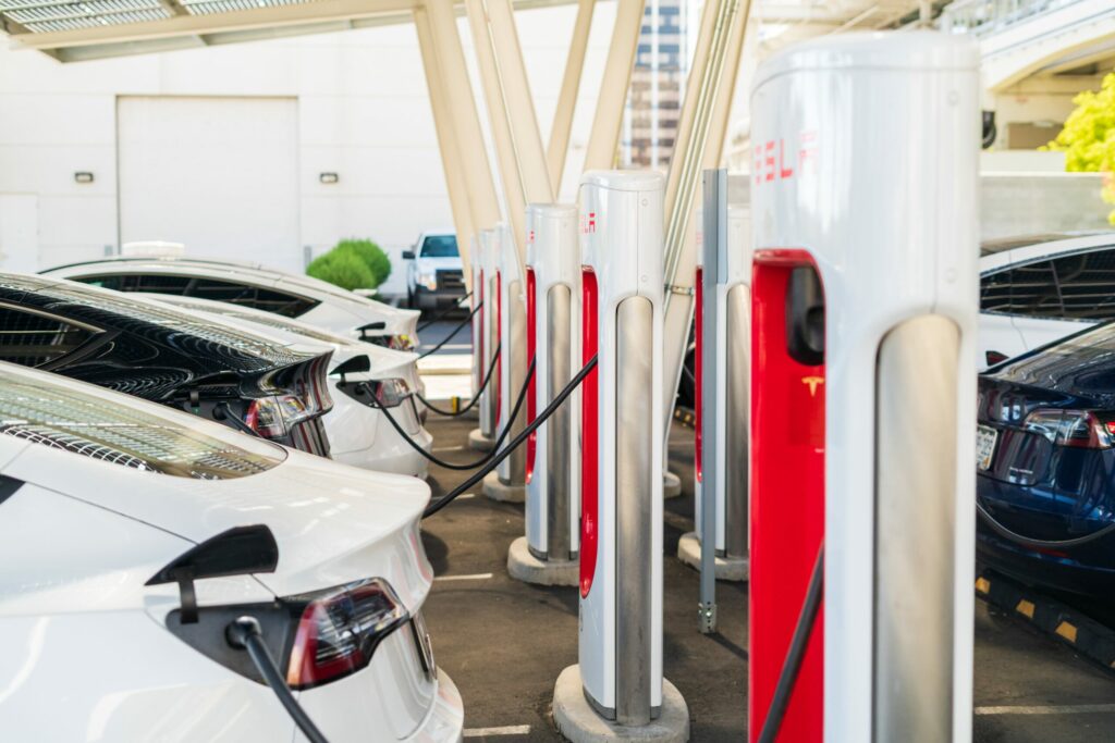 Station de recharge Tesla avec toit solaire à Las Vegas, Nevada, États-Unis, le 10 octobre 2021.