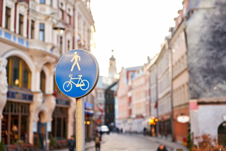 Panneau signalétique piéton et vélo, symbole de la Semaine européenne de la mobilité 2025 et des transports durabl