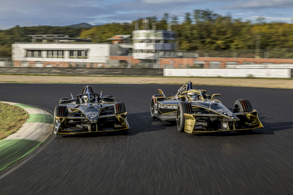 Deux monoplaces DS E-TENSE FE25 de DS PENSKE sur la piste, pilotées par Maximilian Günther et Taylor Barnard pendant les essais à Alès.