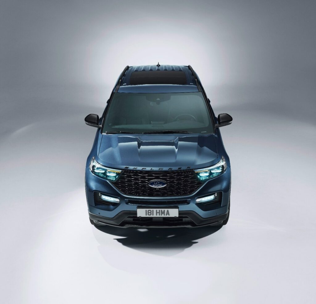 Ford Explorer Plug-in Hybrid stationné devant un bâtiment moderne