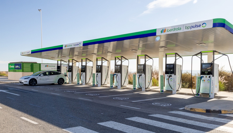 Hub de recharge ultra-rapide pour voitures électriques à Madrid, engagement dans l'électromobilité