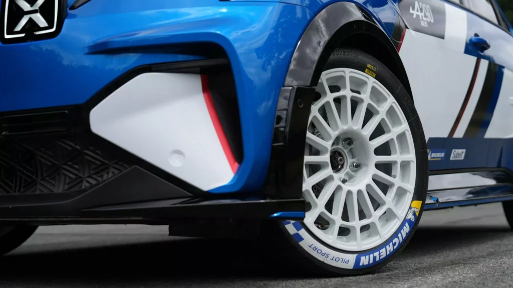 Gros plan sur les jantes et pneus Michelin de l’Alpine A290 Rallye électrique