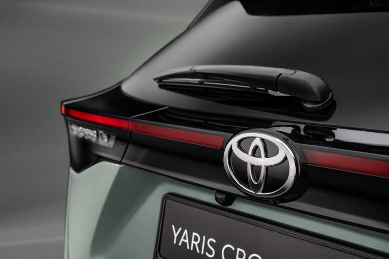 Toyota Yaris Cross vue arrière avec logo Toyota, design pratique et élégant