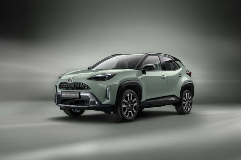 Toyota Yaris Cross vue de face et de profil, design compact et moderne pour SUV urbain hybride