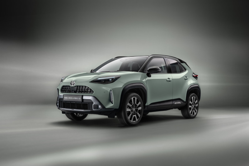 Toyota Yaris Cross vue de face et de profil, design compact et moderne pour SUV urbain hybride