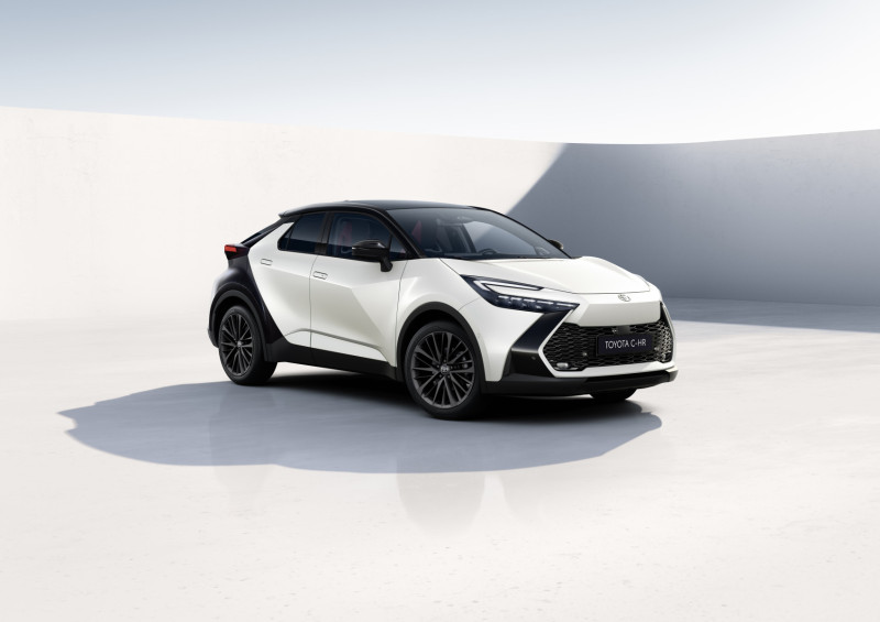 Toyota C-HR vue de face et profil, SUV coupé hybride au design dynamique et moderne