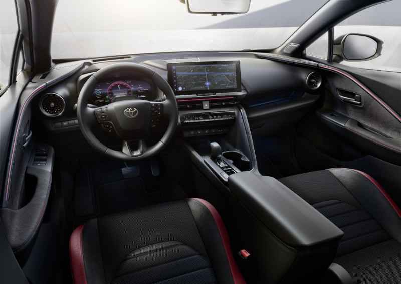 Tableau de bord intérieur de la Toyota C-HR, affichage numérique, volant multifonctions et finition moderne