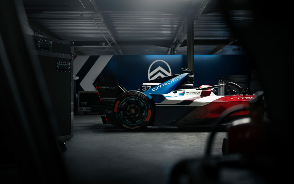 GEN3 Evo Citroën vue de profil dans l’écurie Formula E