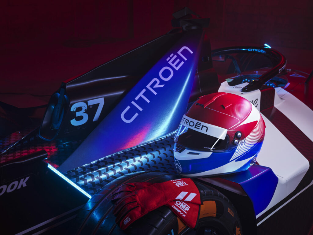 Zoom sur le casque du pilote et l’aileron arrière de la GEN3 Evo Citroën avec logo tricolore