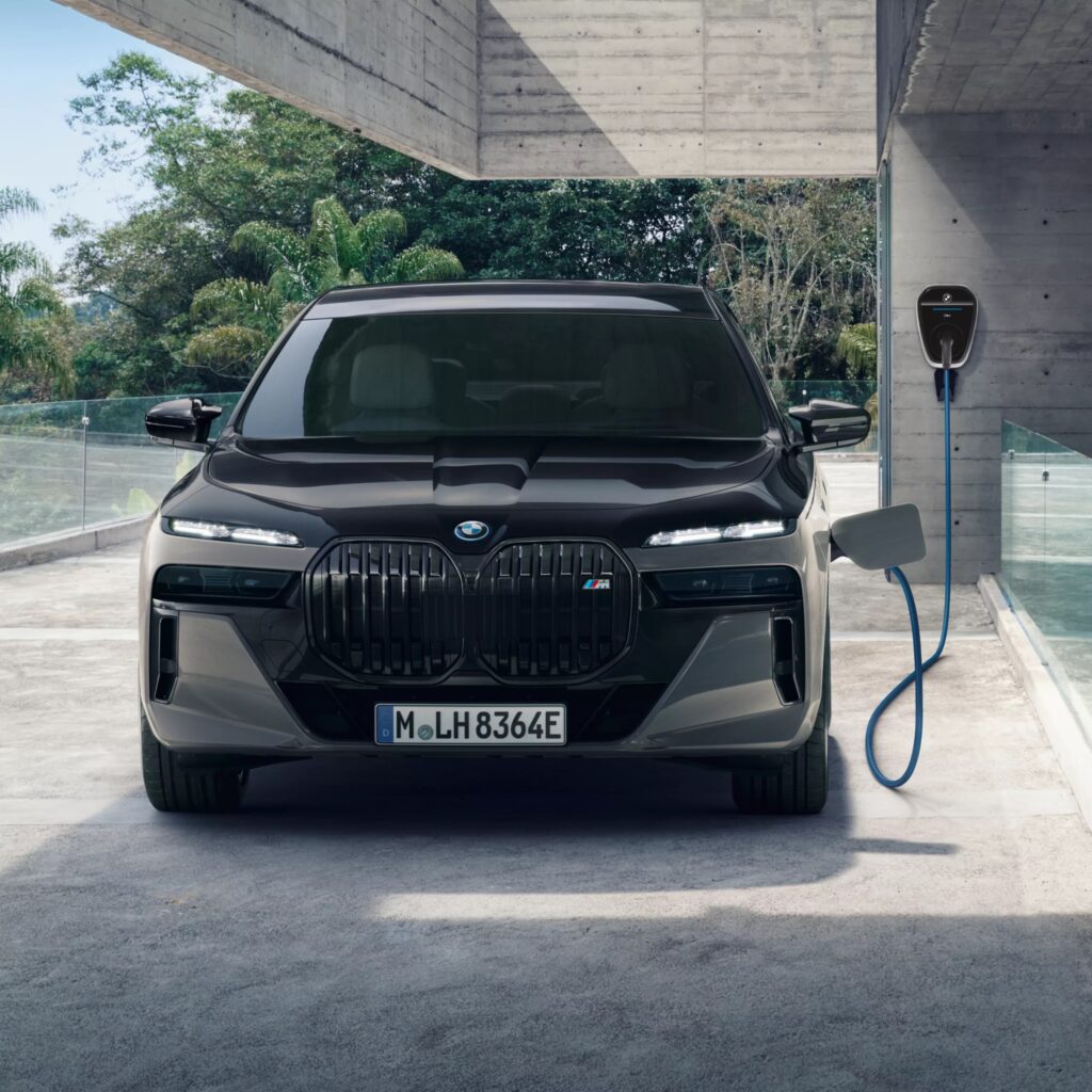 BMW Série 7 hybride rechargeable vue de face sur route urbaine