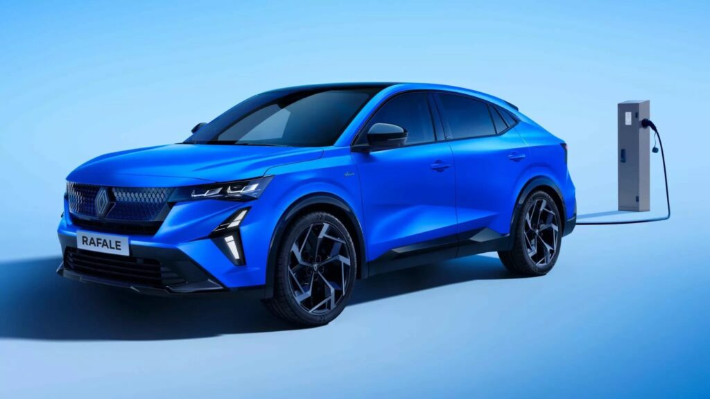 Renault Rafale E-Tech Hybrid vue de face sur route urbaine
