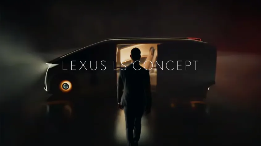 Homme avançant vers la porte coulissante du Lexus LS Concept à six roues, intérieur spacieux visible