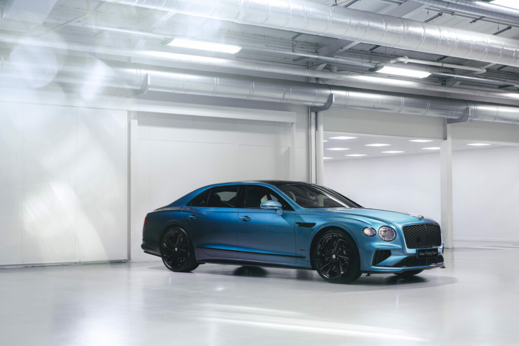 Bentley Flying Spur hybrid 2025 seen from a distance with Ombré paintwork