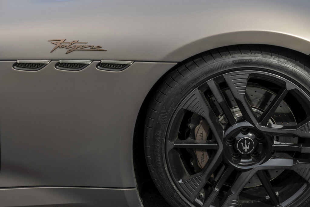 Détail du logo Folgore et des jantes arrière de la Maserati GranTurismo