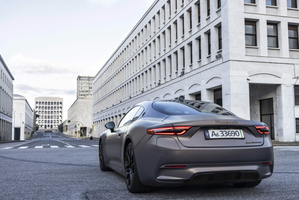 Arrière de la Maserati GranTurismo Folgore, feux effilés et lignes élégantes