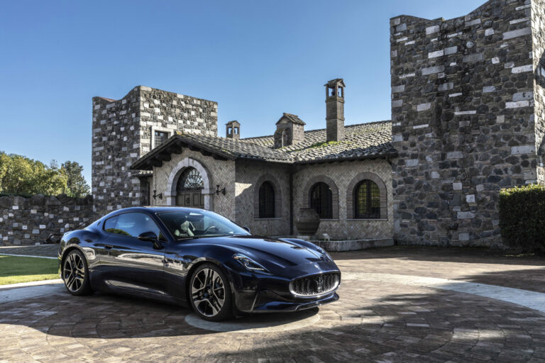 Maserati GranTurismo Folgore vue de face, design sportif et calandre trident