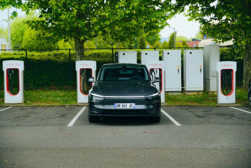 Tesla Model Y électrique vue de face