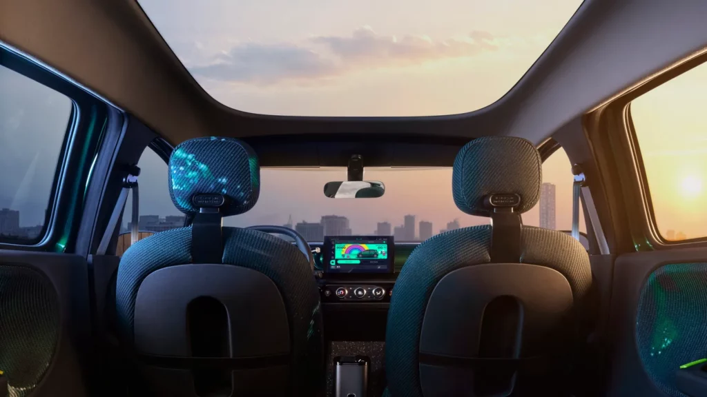 Renault Twingo E-Tech intérieur tableau de bord depuis l’arrière