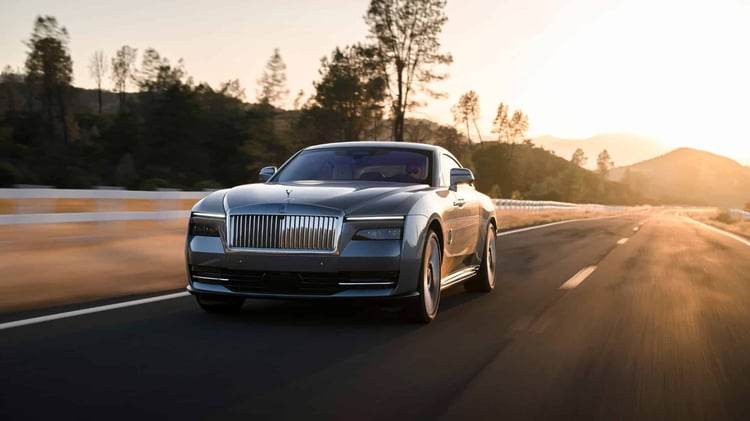 Rolls-Royce Spectre électrique sur route, vue de face